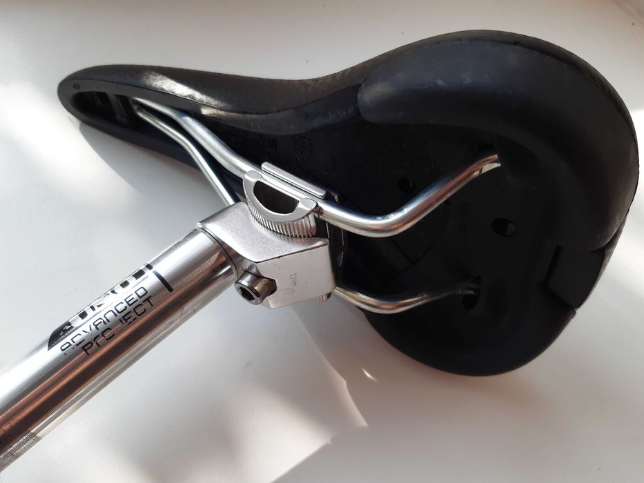 Велосипедное сиденье с подседельным штырем.