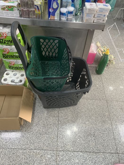 Carrinho com cesto para mercado