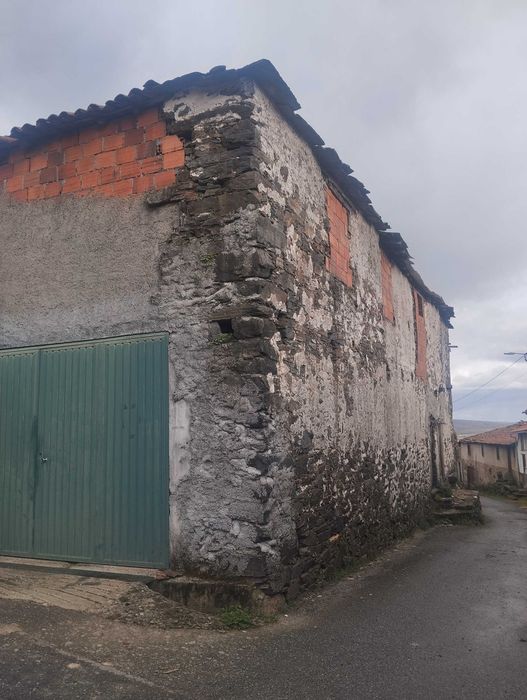 Casa de arrumos em pedra