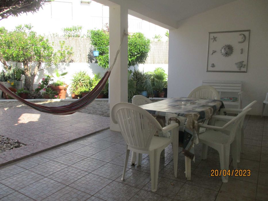 Casa c/barbecue ar condicionado a  250 metros da praia da Galé.