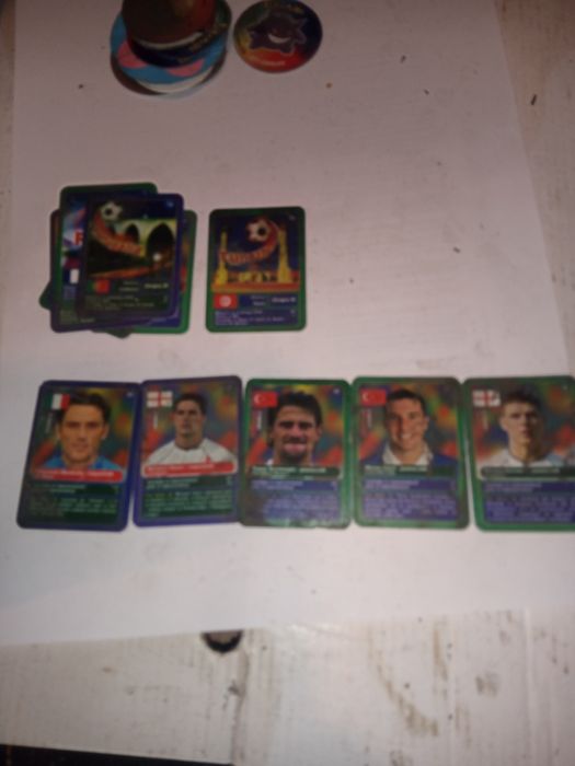 Karty z piłkarzami i pokemony