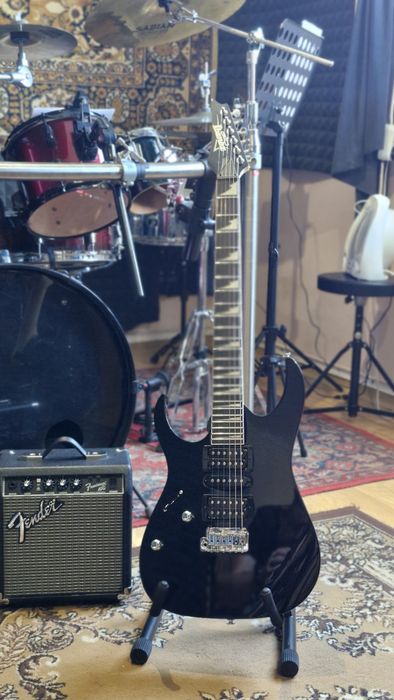 Продам електро гітару для шульги (гри лівою рукою) IBANEZ GIO GRG170DX-BKN  разом із чохлом  Fender та  підставкою