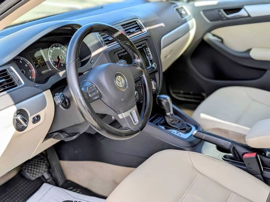 Volkswagen Jetta SE PZEV      2013