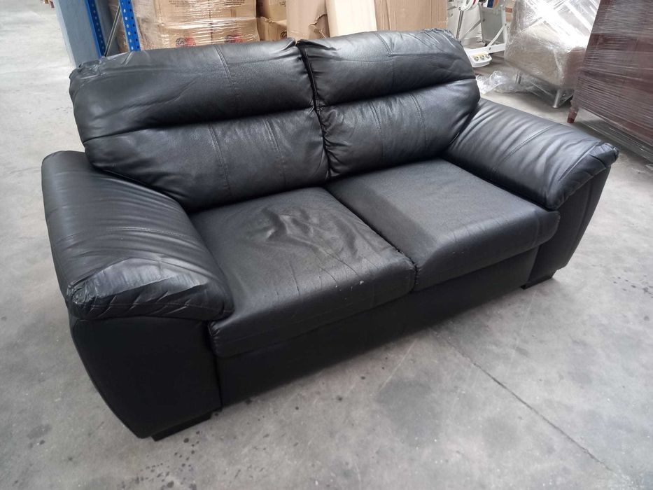 Sofá de 2 lugares em pele