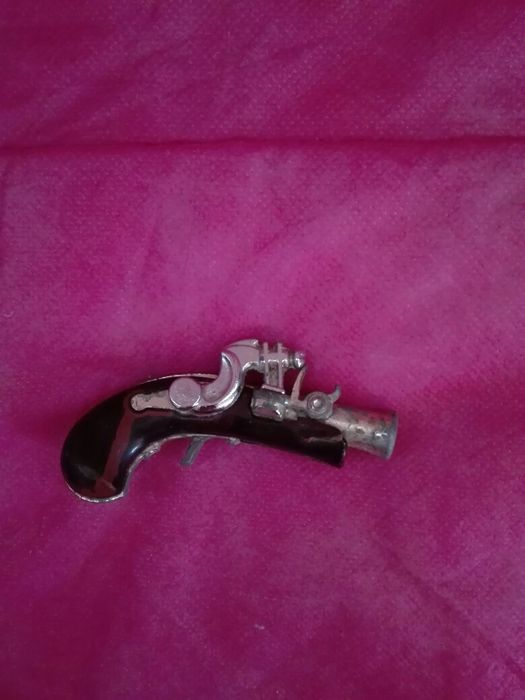 Pistola . . .                      .