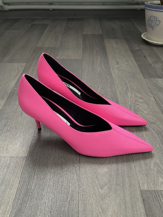 Нові туфлі з гострим носом