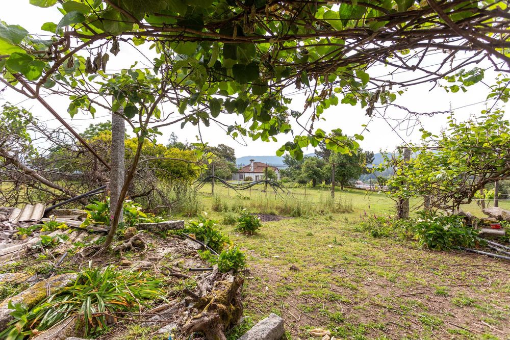 Moradia classificada de interesse arquitetónico com logradouro e terreno sobrante com viabilidade de construção.