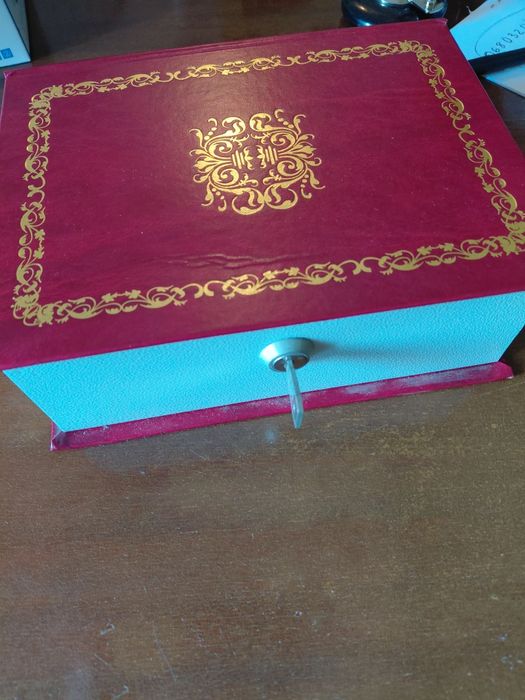 Livro cofre com chave