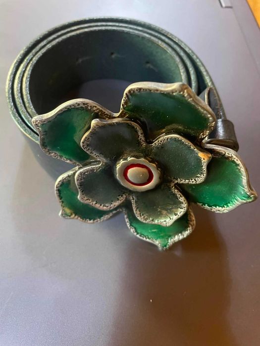 Cinto Mulher couro com fivela em forma de flor verde e prateada