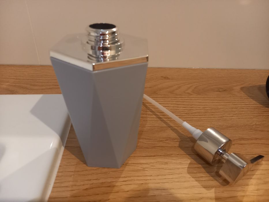 Szary dozownik na mydło