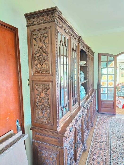 Aparador/Louceiro de Luxo Neo-Renascentista – Madeira Maciça e Talha Manual (Impecável)