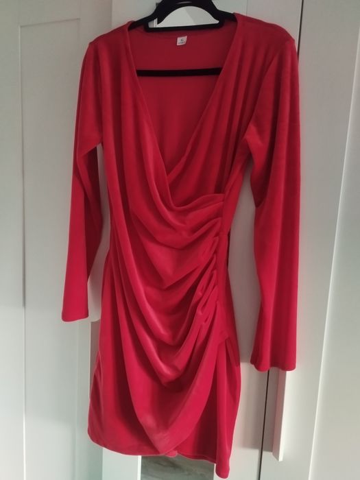 Sukienka damska czerwona welurowa.