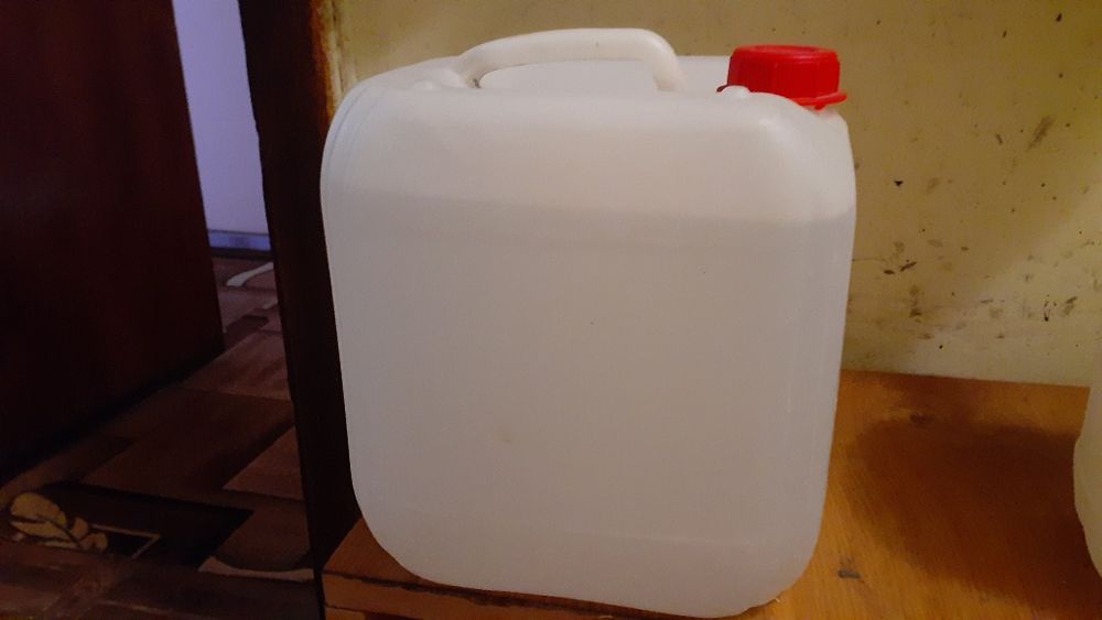 Каністри для води.