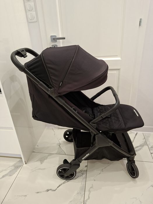 Wózek spacerowy Easywalker -stan bardzo dobry


---

Wózek spacerowy E