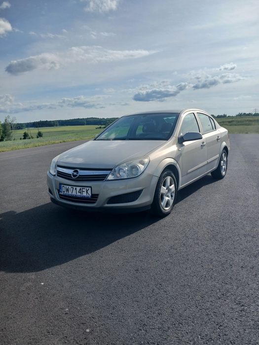 Opel Astra H 1.6 Benzyna  sedan  170 tys. km, nowe opony.
