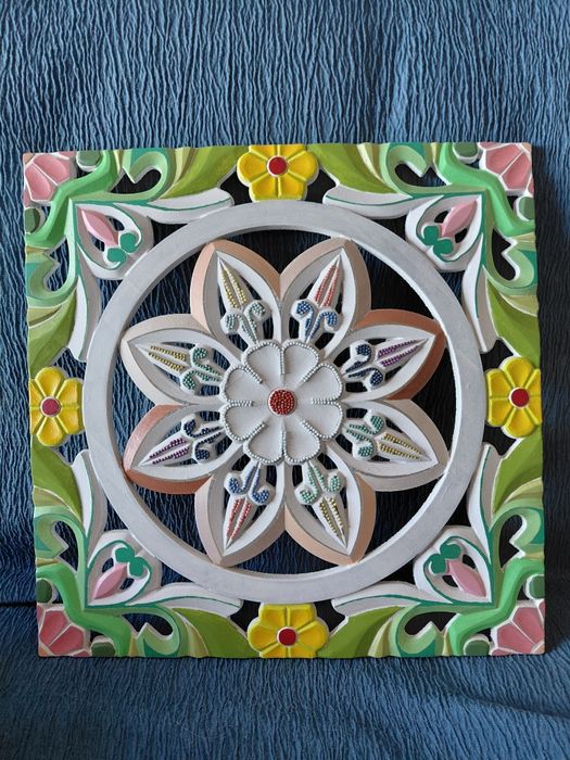 Peça em madeira, decorada a mão.