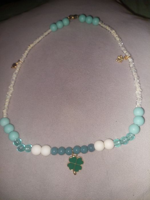 Fio de misangas em tons de verde