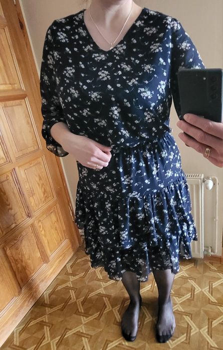 Granatowa piękna sukienka 46 w kwiatki