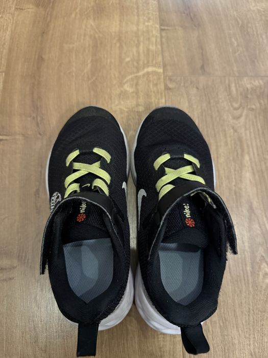 Продам дитячі кросівки Nike (28 розмір)