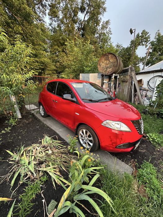 Автомобіль lancia ypsilon 2012