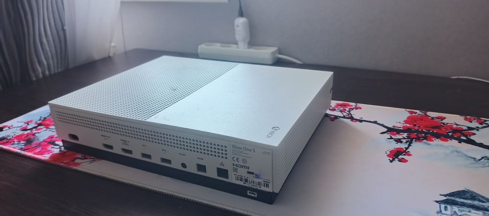 Xbox one s колір білий+джойстик