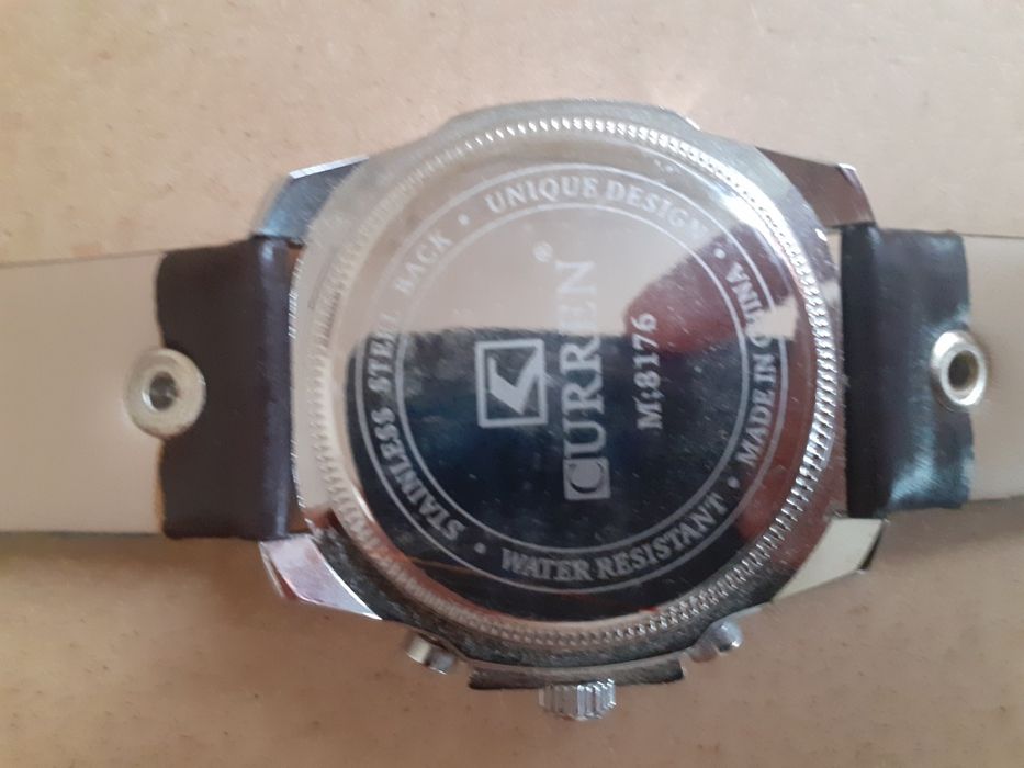 Relógio azul e preto