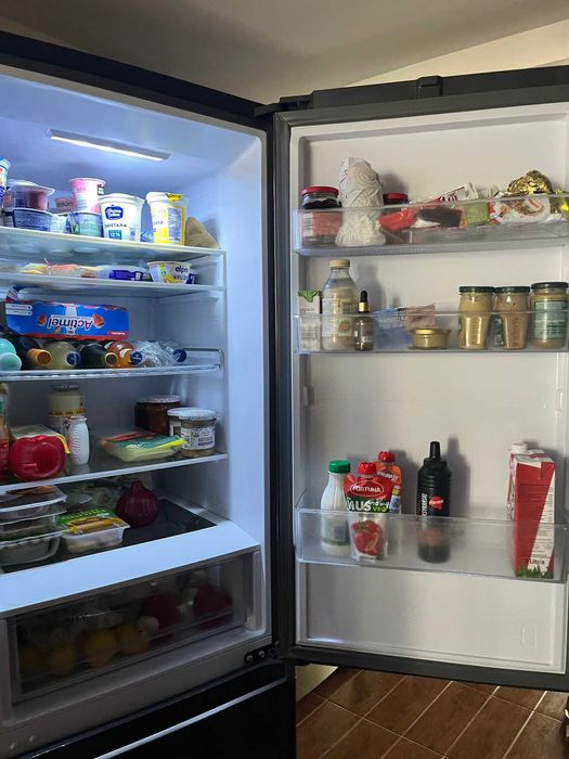 Lodówka Samsung model RB36T602FB1