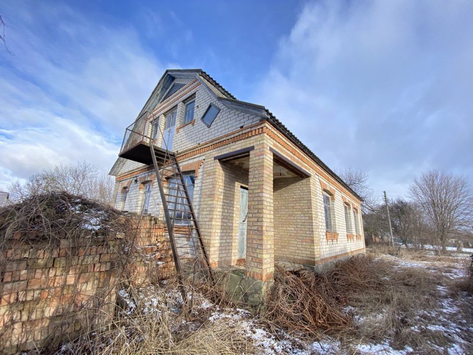 Продам гарний будинок в мальовничому селі