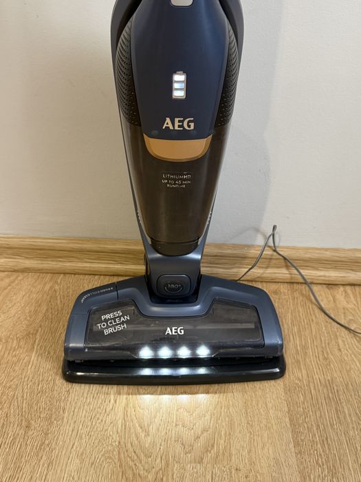 Вертикальний акумулятрний пилосос AEG CX7 акум тримає чудово до 40 хв