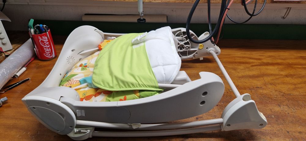 Cadeira baloiço com música.