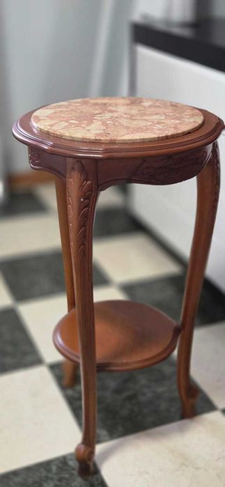 Mesa castanha com pedra