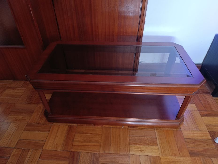 Mesa de centro em madeira maciça, tampo de vidro