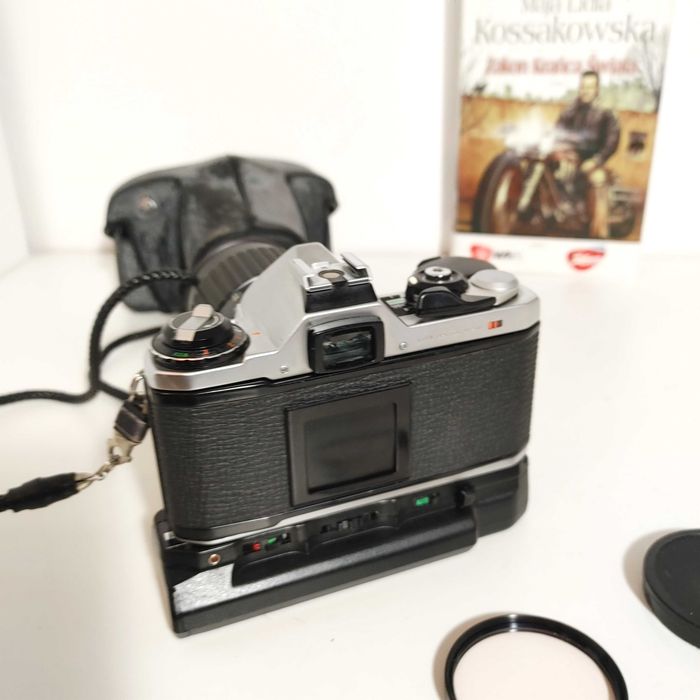 Lustrzanka PENTAX ME z  SMC Pentax-M 1:3,5  135 mm oraz Winder ME