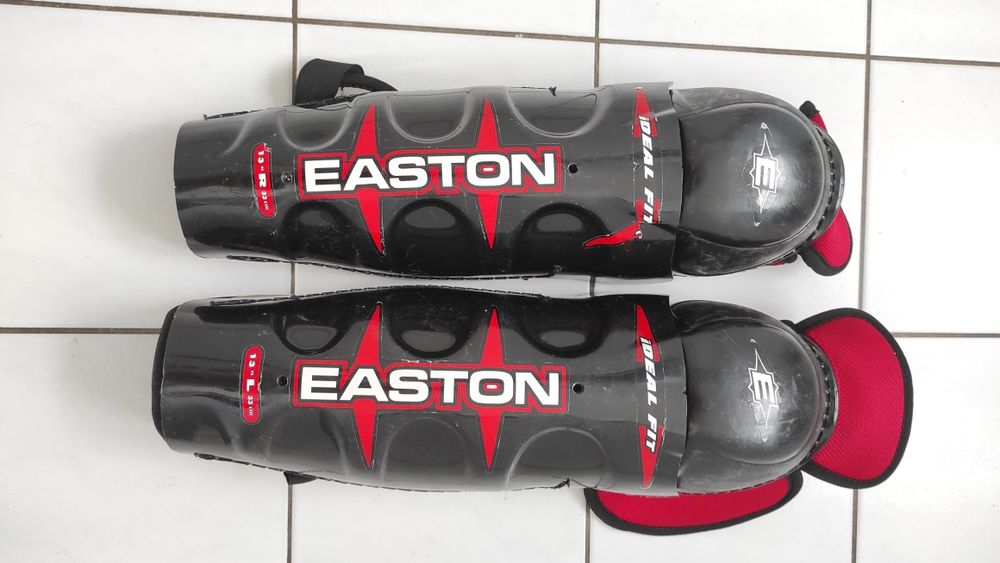 Hokejowe nakolanniki Easton 13"