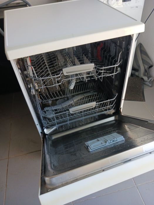 Máquina de lavar loiça Ariston Hotpoint classe A+ em ótimo estado