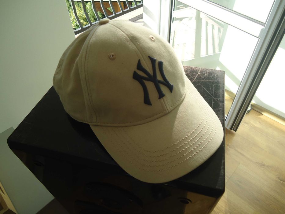 czapka z daszkiem NY New York Yankees jasna z granatowym logo