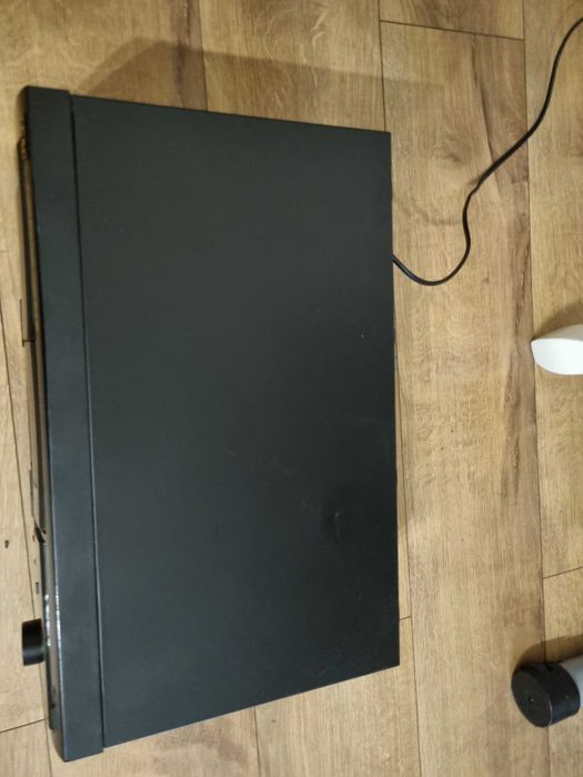 Magnetofon Teac model podany na zdjeciu