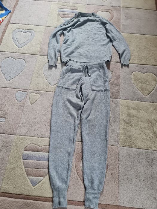 Костюм в'язаний ,сірий с камінням нарядний