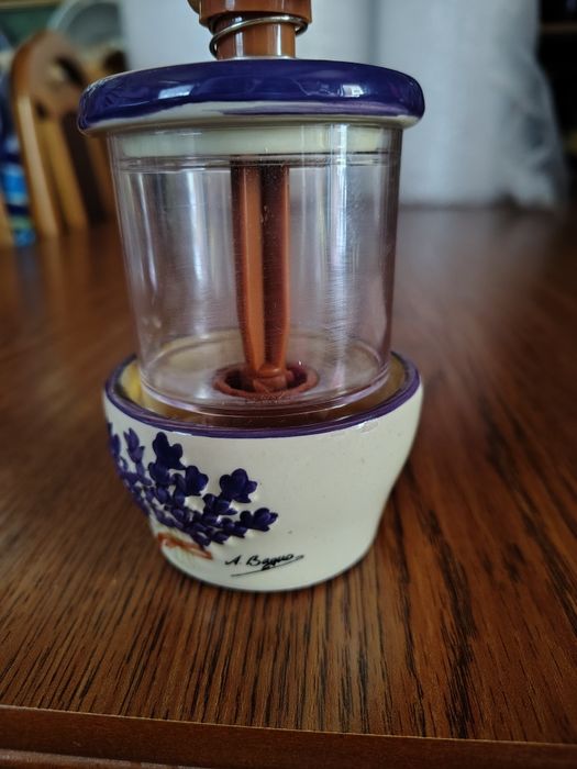 Porcelanowy młynek żarnowy do ziół ,pieprzu
