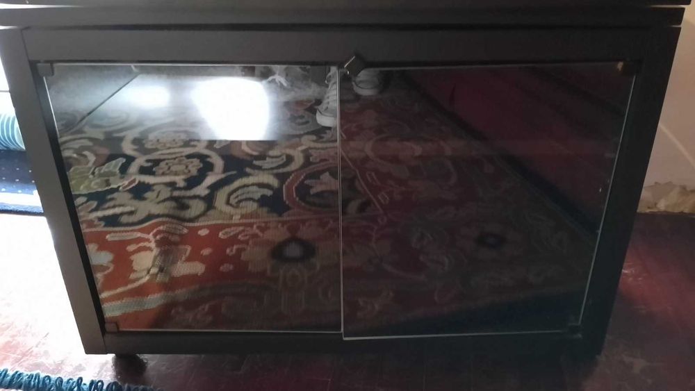 Móvel TV elegante e resistente. Portas de vidro. Suporte deslizante.