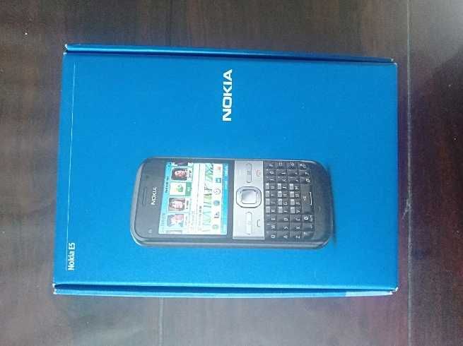 Nokia E5, pudełko i dokumenty.