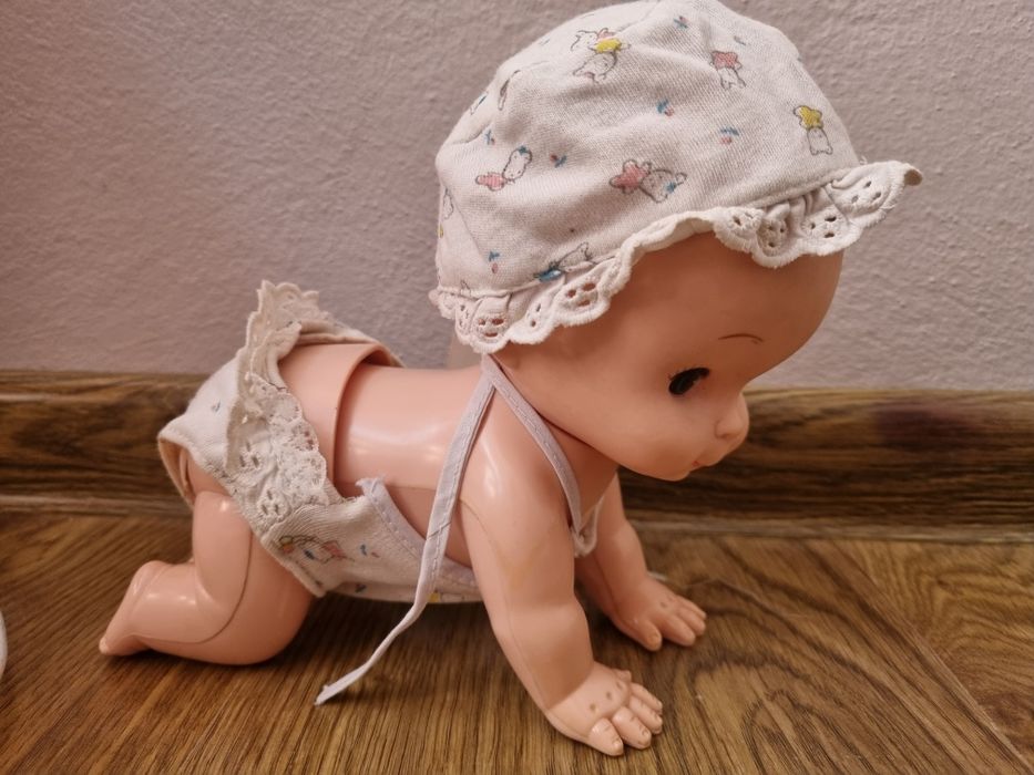 Raczkująca lalka vintage