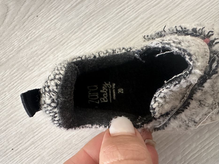 Кросівки, черевики, тапочки