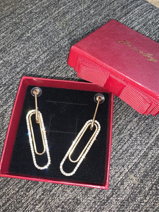 Длинные серьги скрепки в стразах