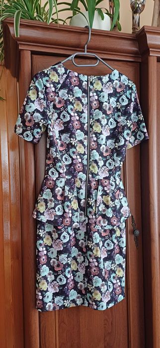 Sukienka w kwiaty H&M z baskinką r. 36