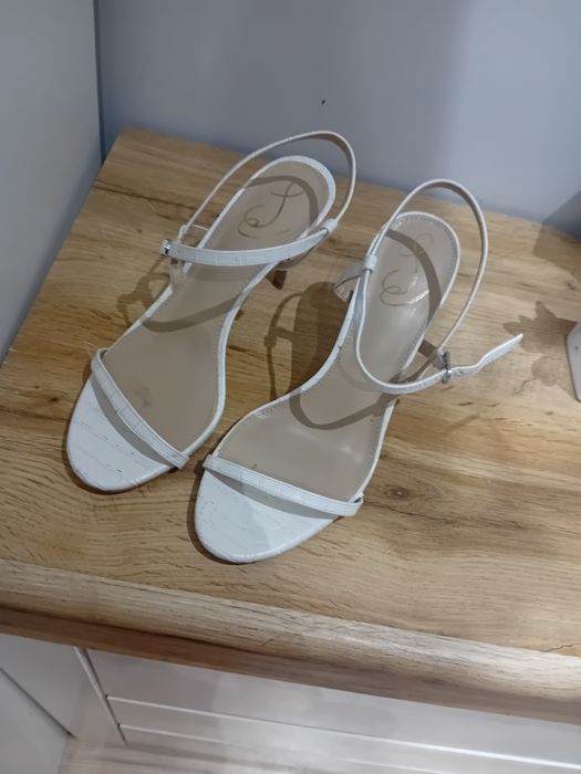 Szpilki biale na obcasie