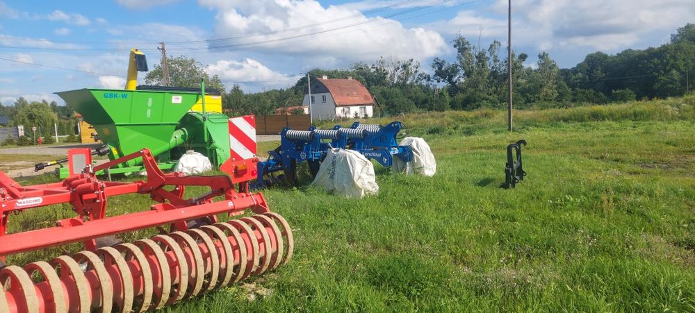 Transport pofermentu I rozlewanie na polu beczką z aplikatorem.