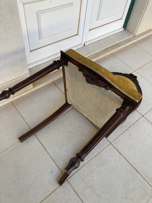 Cadeira de madeira e veludo- como nova