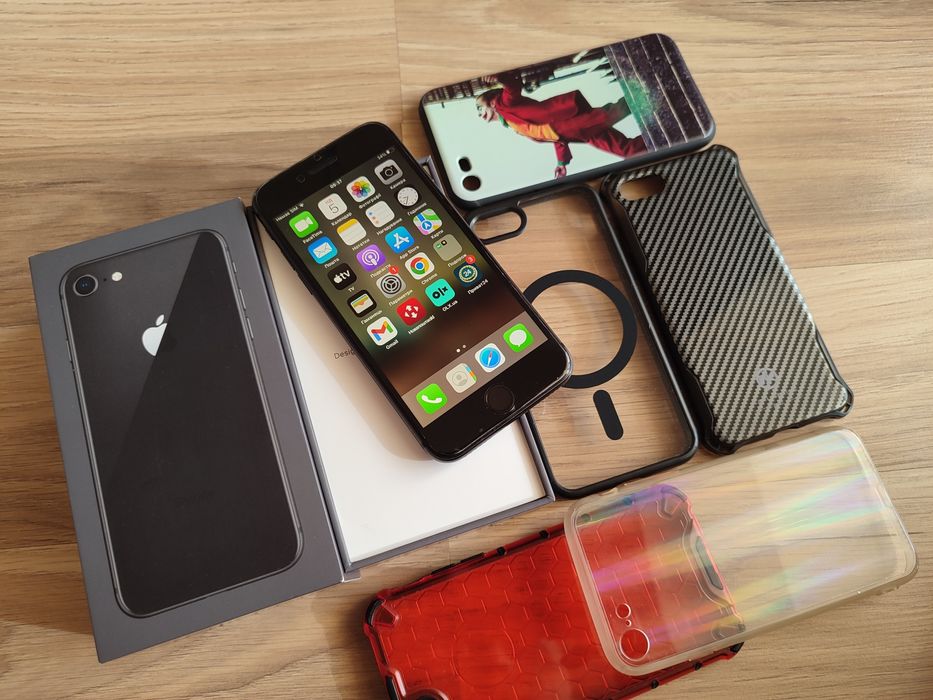iphone 8 - 64Gb + чохли