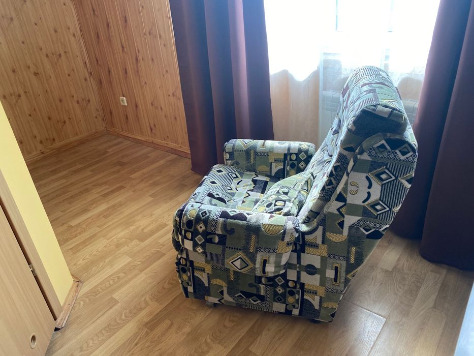 Крісло мягке в доброму стані